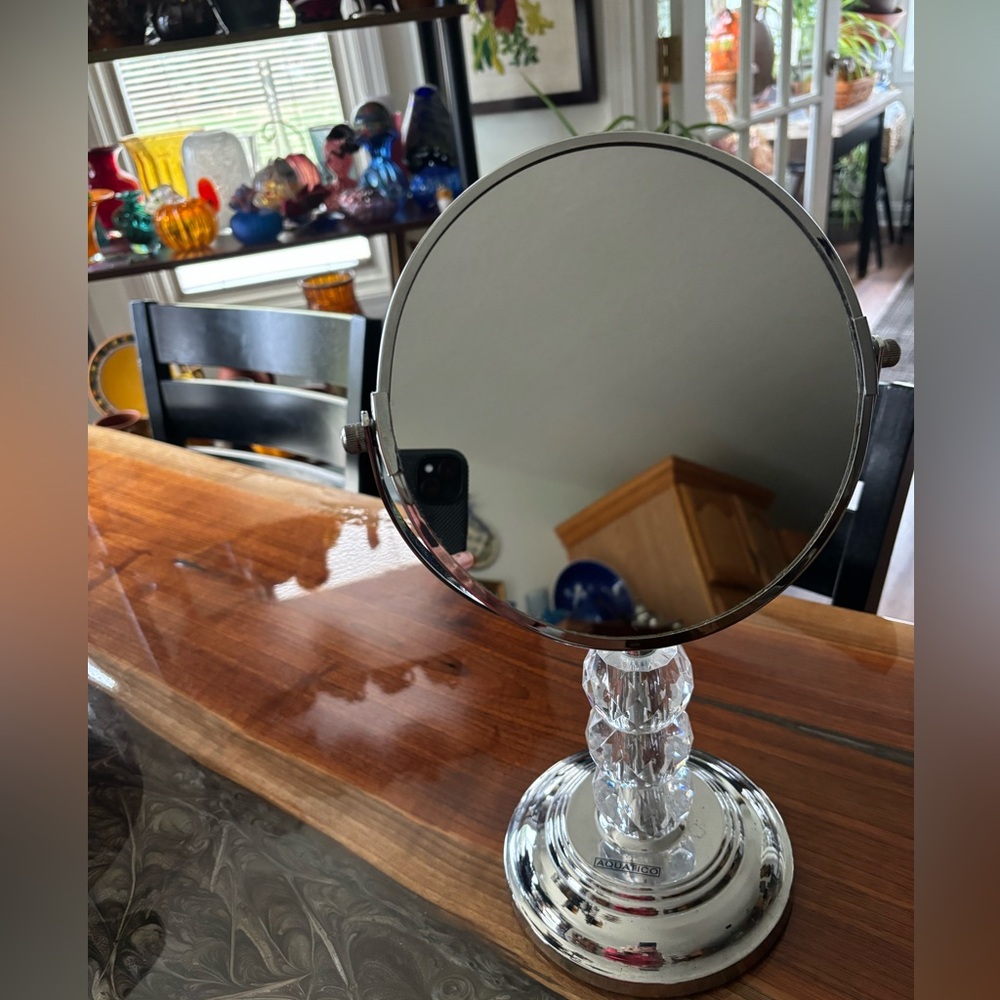 Vanity magnifying stand mirror with 5 X magnifying capability